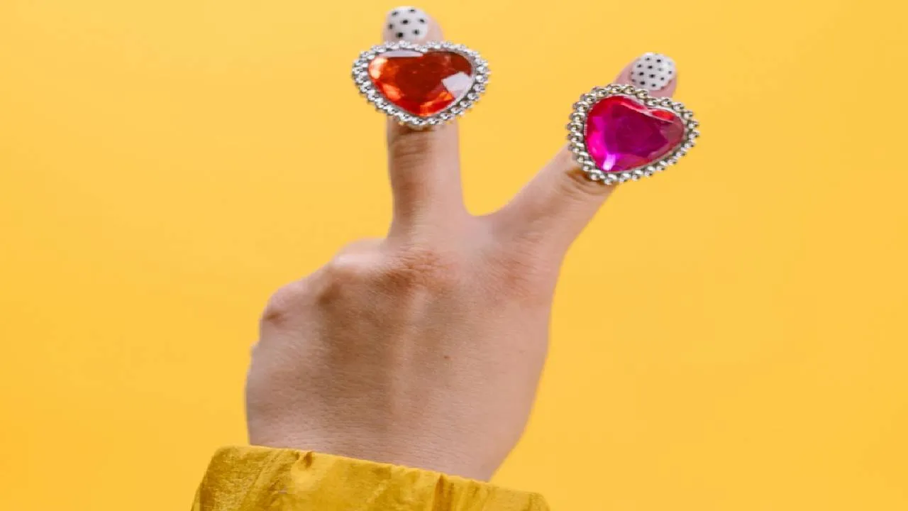 Gen G Fashion 2026: ಕಾಲೇಜು ಹುಡುಗಿಯರ ಕೈ ಬೆರಳುಗಳನ್ನು ಆಡಿಸುತ್ತಿರುವ ಮಿಡಿ ರಿಂಗ್ಸ್! - Image 4