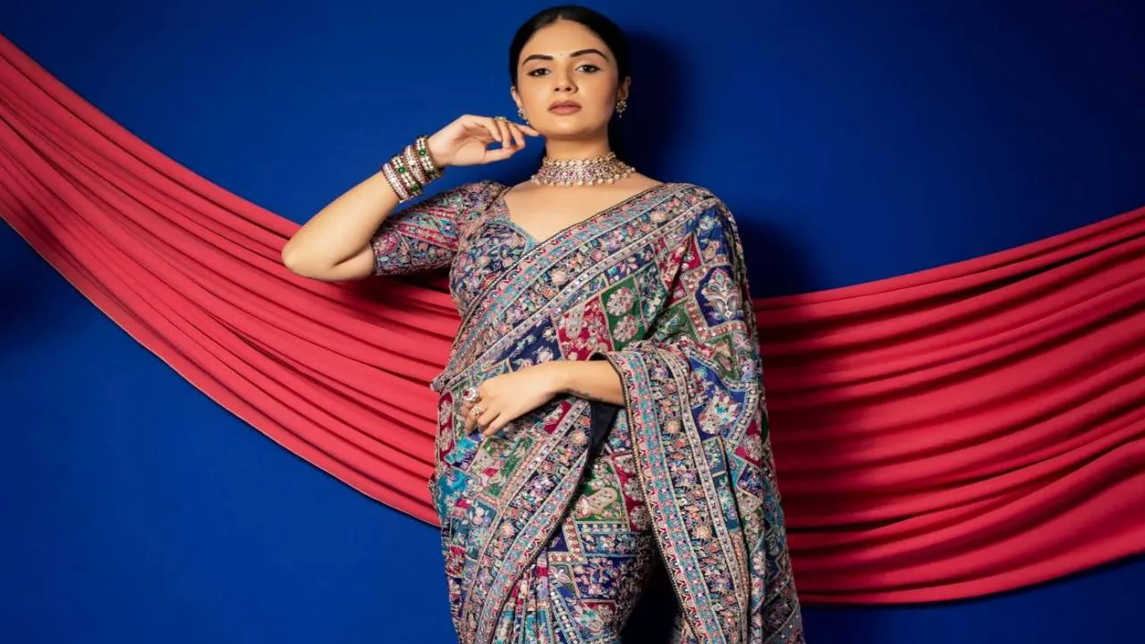 Wedding Fashion: ವೆಡ್ಡಿಂಗ್‌ ಫ್ಯಾಷನ್‌ನಲ್ಲಿ ಮಹಿಳೆಯರನ್ನು ಸೆಳೆದ ಮಲ್ಟಿ ಕಲರ್ಡ್‌ ಡಿಜಿಟಲ್‌ ಪ್ರಿಂಟೆಡ್‌ ಸೀರೆಗಳು - Image 3