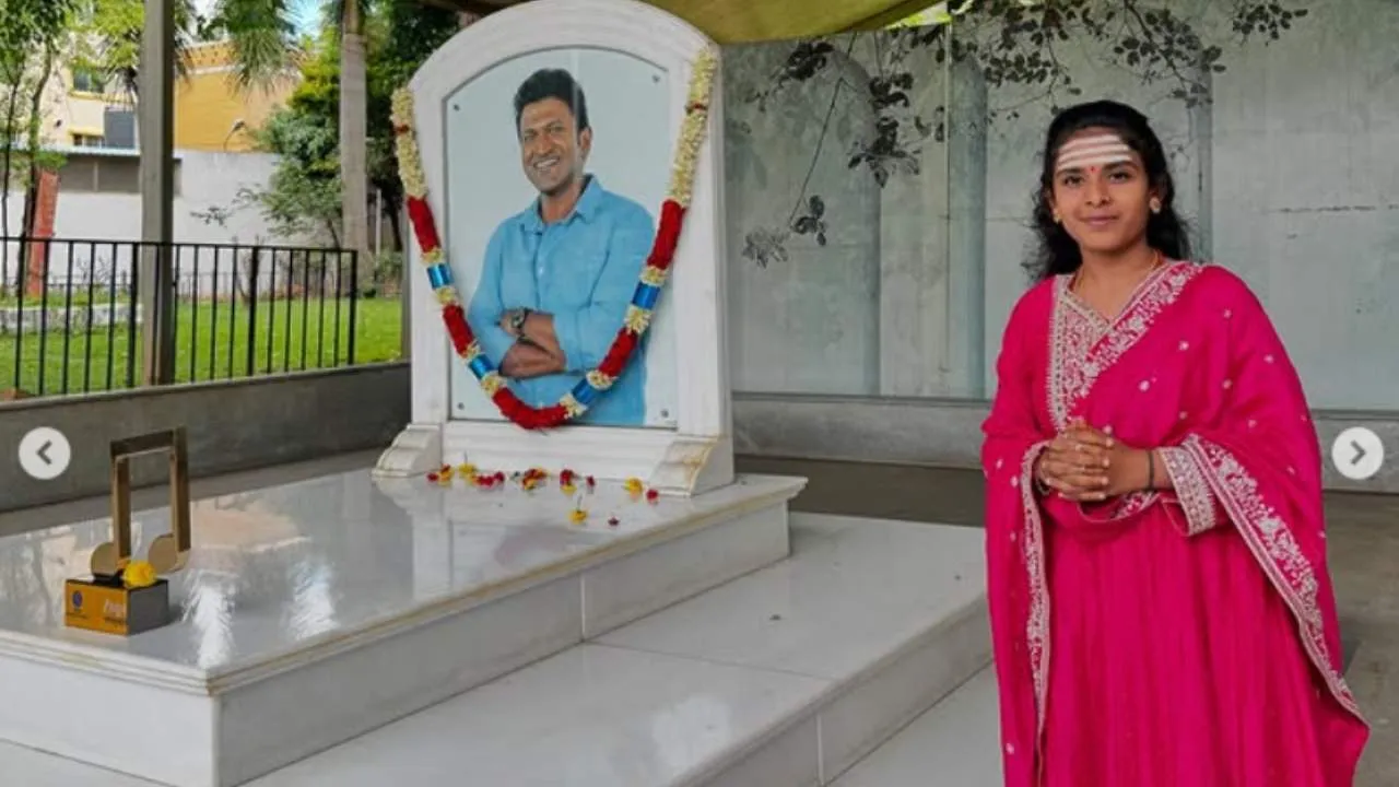 Sarigamapa: ಅಪ್ಪು ಸಮಾಧಿ ಮೇಲೆ ಟ್ರೋಫಿ ಇಟ್ಟು ಆಶೀರ್ವಾದ ಪಡೆದ ಸರಿಗಮಪ ವಿನ್ನರ್ ಶಿವಾನಿ ಸ್ವಾಮಿ - Image 2