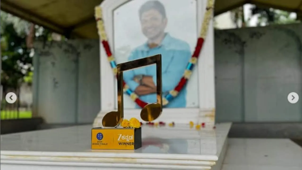 Sarigamapa: ಅಪ್ಪು ಸಮಾಧಿ ಮೇಲೆ ಟ್ರೋಫಿ ಇಟ್ಟು ಆಶೀರ್ವಾದ ಪಡೆದ ಸರಿಗಮಪ ವಿನ್ನರ್ ಶಿವಾನಿ ಸ್ವಾಮಿ - Image 3