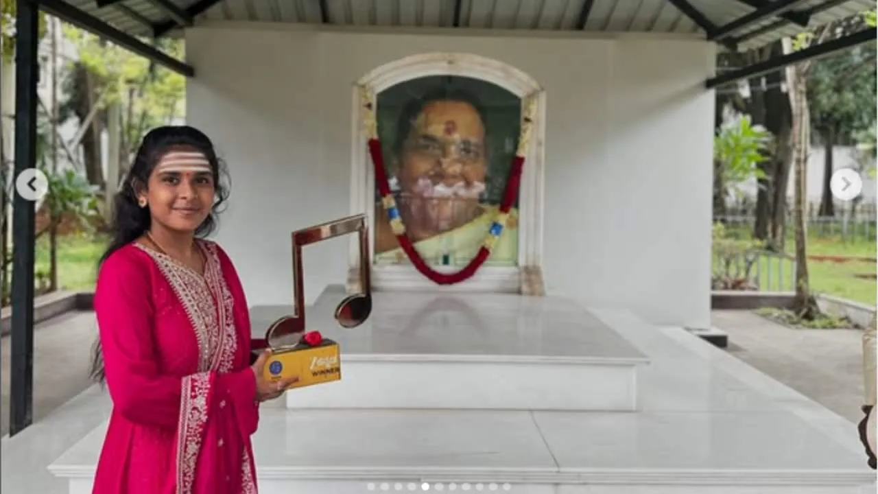 Sarigamapa: ಅಪ್ಪು ಸಮಾಧಿ ಮೇಲೆ ಟ್ರೋಫಿ ಇಟ್ಟು ಆಶೀರ್ವಾದ ಪಡೆದ ಸರಿಗಮಪ ವಿನ್ನರ್ ಶಿವಾನಿ ಸ್ವಾಮಿ - Image 5