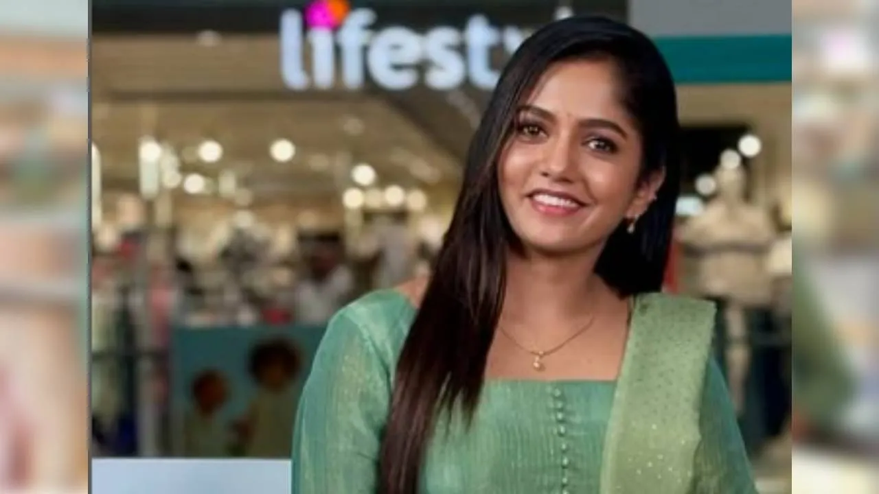 Bhavya Gowda: ಮಾಲ್​ನಲ್ಲಿ ಕೆಂಪು ಗುಲಾಬಿ ಹಿಡಿದು ಕಾಯುತ್ತಿರುವ ಭವ್ಯಾ ಗೌಡ - Image 1