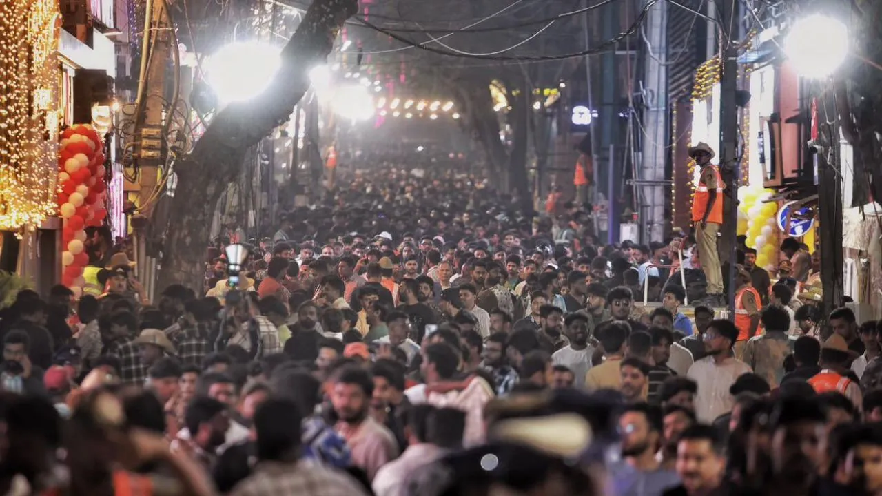 New year celebrations: ಅದ್ಧೂರಿಯಾಗಿ ಹೊಸ ವರ್ಷ ಸ್ವಾಗತಿಸಿದ ಬೆಂಗಳೂರಿಗರು; ರಂಗೇರಿದ ಪಾರ್ಟಿ, ಪಟಾಕಿ ಸಿಡಿಸಿ ಸಂಭ್ರಮ