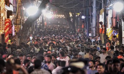 ಅದ್ಧೂರಿಯಾಗಿ ಹೊಸ ವರ್ಷ ಸ್ವಾಗತಿಸಿದ ಬೆಂಗಳೂರಿಗರು; ಪಟಾಕಿ ಸಿಡಿಸಿ ಸಂಭ್ರಮ