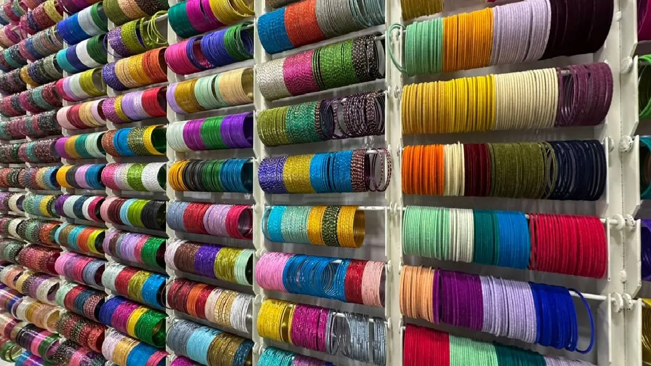 Bangles Fashion 2026: ವರಮಹಾಲಕ್ಷ್ಮೀ ಹಬ್ಬಕ್ಕೆ ಬಂತು ಕಲರ್‌ಫುಲ್‌ ಬಳೆಗಳು - Image 5