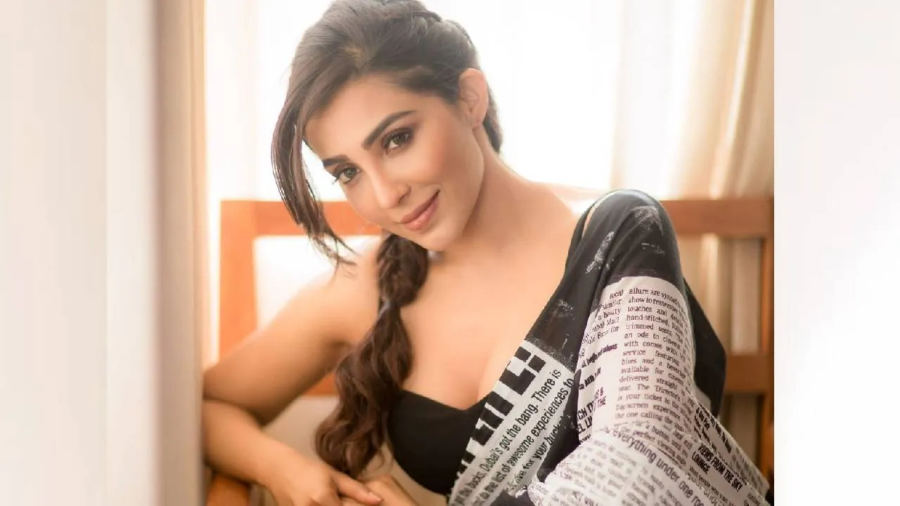 Star Saree Fashion 2026: ಪಾರ್ವತಿ ನಾಯರ್‌ ಸ್ಟೈಲ್‌ ಸ್ಟೇಟ್‌ಮೆಂಟ್‌ ಬದಲಿಸಿದ ನ್ಯೂಸ್‌ ಪೇಪರ್‌ ಪ್ರಿಂಟ್‌ ಸೀರೆ - Image 3