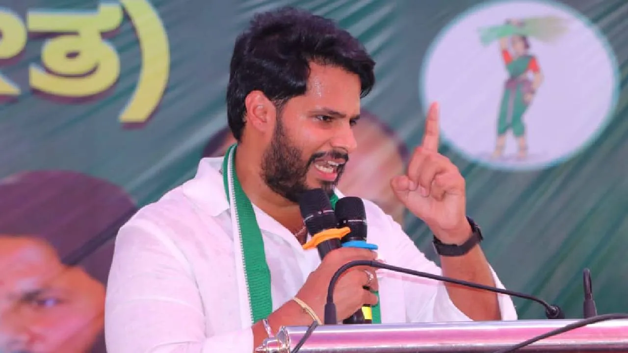 JDS Protest: ವಿಧಾನಸೌಧ ಮುತ್ತಿಗೆಗೆ ಯತ್ನ; ನಿಖಿಲ್‌ ಕುಮಾರಸ್ವಾಮಿ ಸೇರಿ ಹಲವು ಜೆಡಿಎಸ್‌ ನಾಯಕರು ವಶಕ್ಕೆ - Image 9