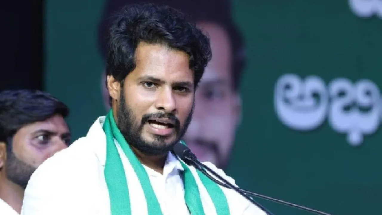 Nikhil Kumaraswamy: ಸರ್ಕಾರದ ಬಳಿ ಗುಂಡಿ ಮುಚ್ಚಲು ಹಣವಿಲ್ಲ, ಖಾತಾ ಪರಿವರ್ತನೆ ಹಗಲು ದರೋಡೆ ದಂಧೆ; ರಾಜ್ಯ ಸರ್ಕಾರದ ವಿರುದ್ಧ ನಿಖಿಲ್‌ ಕಿಡಿ