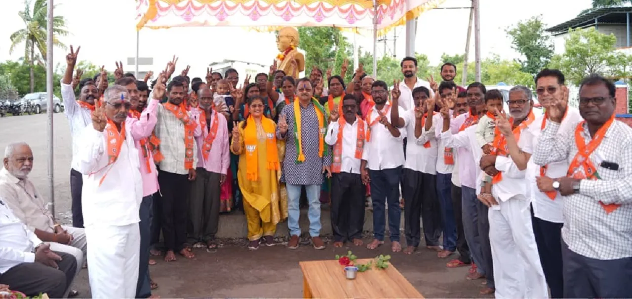 MLA Shashikala Jolle: ಕಾಂಗ್ರೆಸ್ ತೊರೆದು ಬಿಜೆಪಿ ಸೇರಿದ ಬೆನಾಡಿಯ 30ಕ್ಕೂ ಹೆಚ್ಚು ಕಾರ್ಯಕರ್ತರು: ಶಾಸಕಿ ಶಶಿಕಲಾ ಜೊಲ್ಲೆ ಸಮ್ಮುಖದಲ್ಲಿ ಪಕ್ಷಕ್ಕೆ ಸೇರ್ಪಡೆ