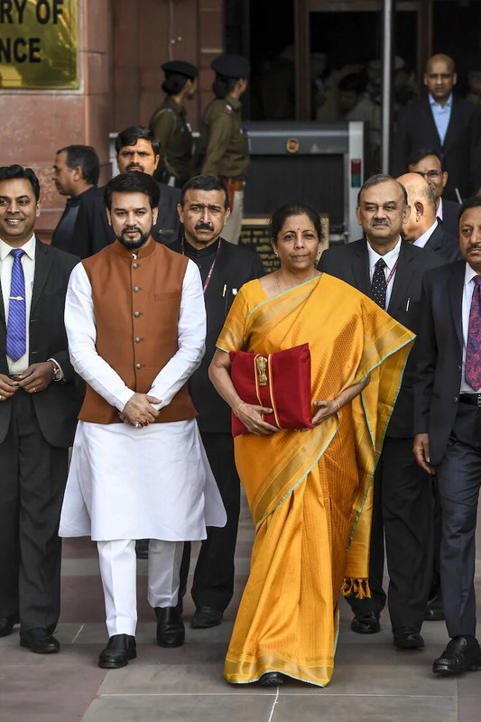 ಹಳದಿ ರೇಷ್ಮೆ ಸೀರೆಯಲ್ಲಿ ಸಚಿವೆ ನಿರ್ಮಲಾ ಸೀತಾರಾಮನ್