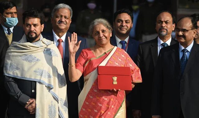 ತೆಲಂಗಾಣ ರಾಜ್ಯದ ಪೊಚಂಪಳ್ಳಿ ಇಕಟ್ ಸೀರೆಯಲ್ಲಿ ಸಚಿವೆ ನಿರ್ಮಲಾ ಸೀತಾರಾಮನ್