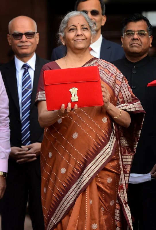 ಕಂದು ಬೊಮ್ಕಿ ಸೀರೆಯಲ್ಲಿ ಸಚಿವೆ ನಿರ್ಮಲಾ ಸೀತಾರಾಮನ್