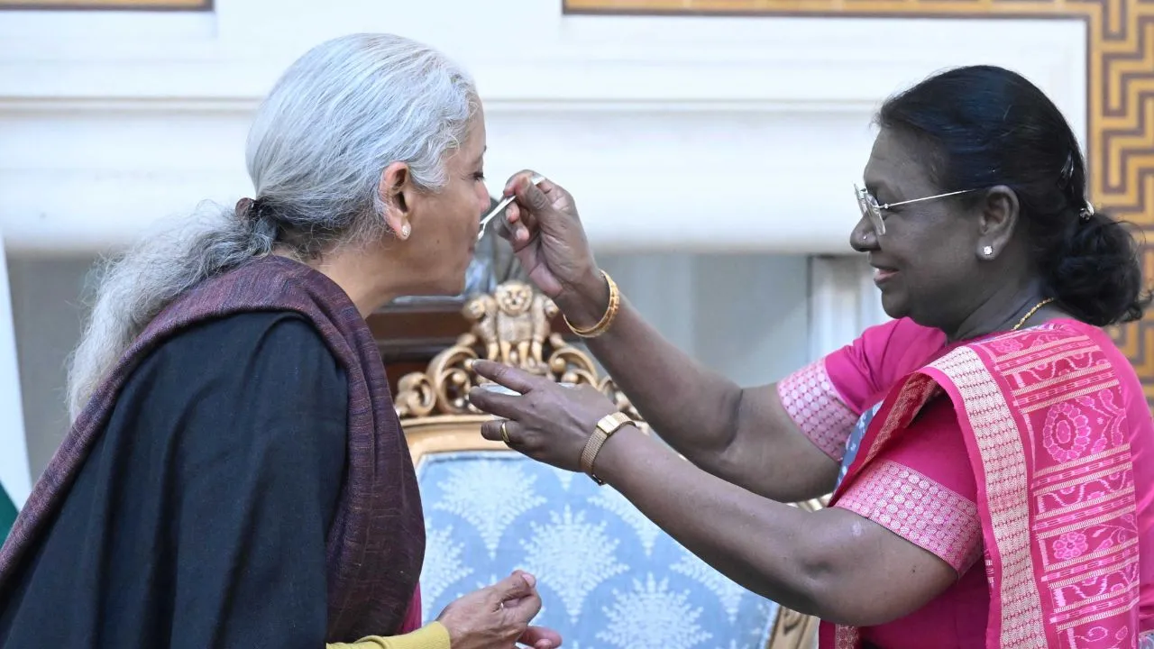 Budget 2026: ಬಜೆಟ್‌ ಮಂಡನೆಗೂ ಮುನ್ನ ರಾಷ್ಟ್ರಪತಿ ಭೇಟಿಯಾದ ವಿತ್ತ ಸಚಿವೆ ನಿರ್ಮಲಾ ಸೀತಾರಾಮನ್‌ - Image 1