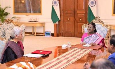 ವಿತ್ತ ಸಚಿವೆಗೆ ಸಿಹಿ ಮೊಸರು ತಿನಿಸಿದ ರಾಷ್ಟ್ರಪತಿ ದ್ರೌಪದಿ ಮುರ್ಮು