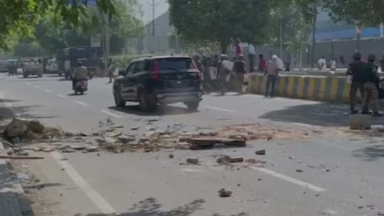 ನೋಯ್ಡಾ ಸೆಕ್ಟರ್ 80, 70, 121 ರಲ್ಲಿ ಮತ್ತೆ ಭುಗಿಲೆದ್ದ ಹಿಂಸಾಚಾರ; ಪೊಲೀಸರ ಮೇಲೆ ಕಲ್ಲು ತೂರಾಟ