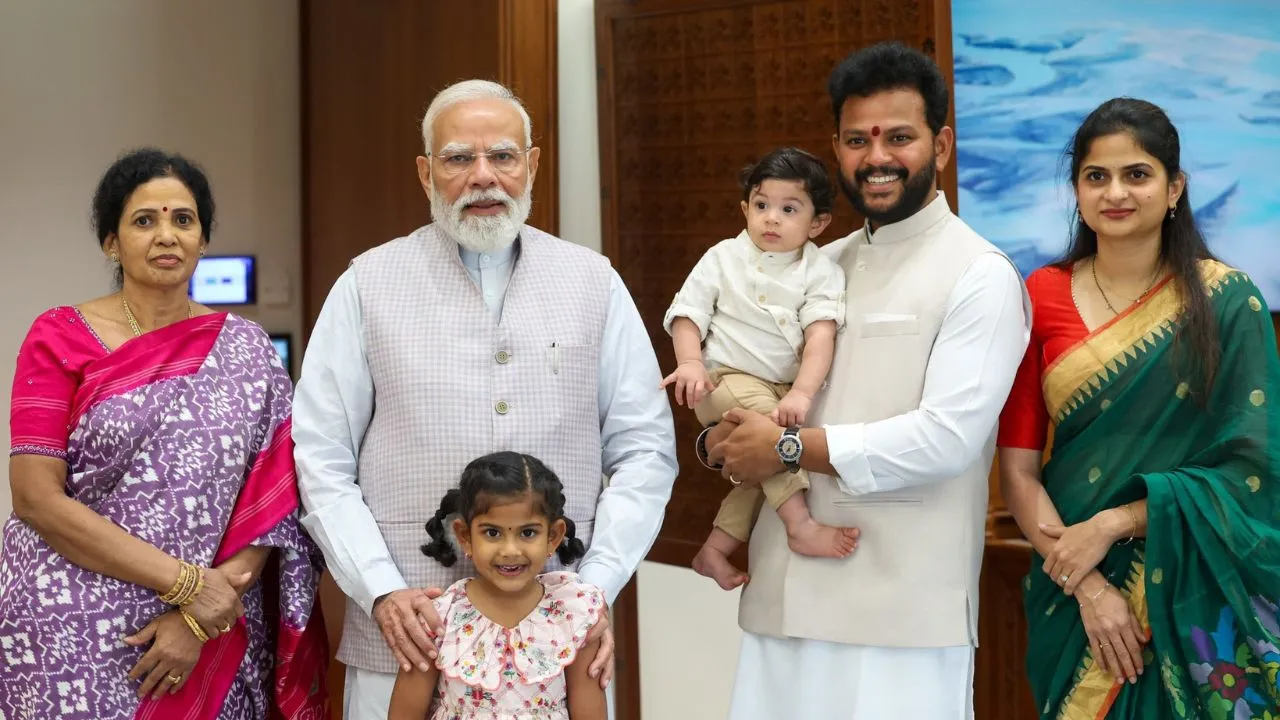 ನರೇಂದ್ರ ಮೋದಿ ಜತೆ ಆಟವಾಡಿದ ಈ ಪುಟಾಣಿ ಫ್ರೆಂಡ್ಸ್‌ ಯಾರು? ಪ್ರಧಾನಿ ಹಂಚಿಕೊಂಡ ಕ್ಯೂಟ್‌ ಪೋಟೊ ಇಲ್ಲಿದೆ - Image 3
