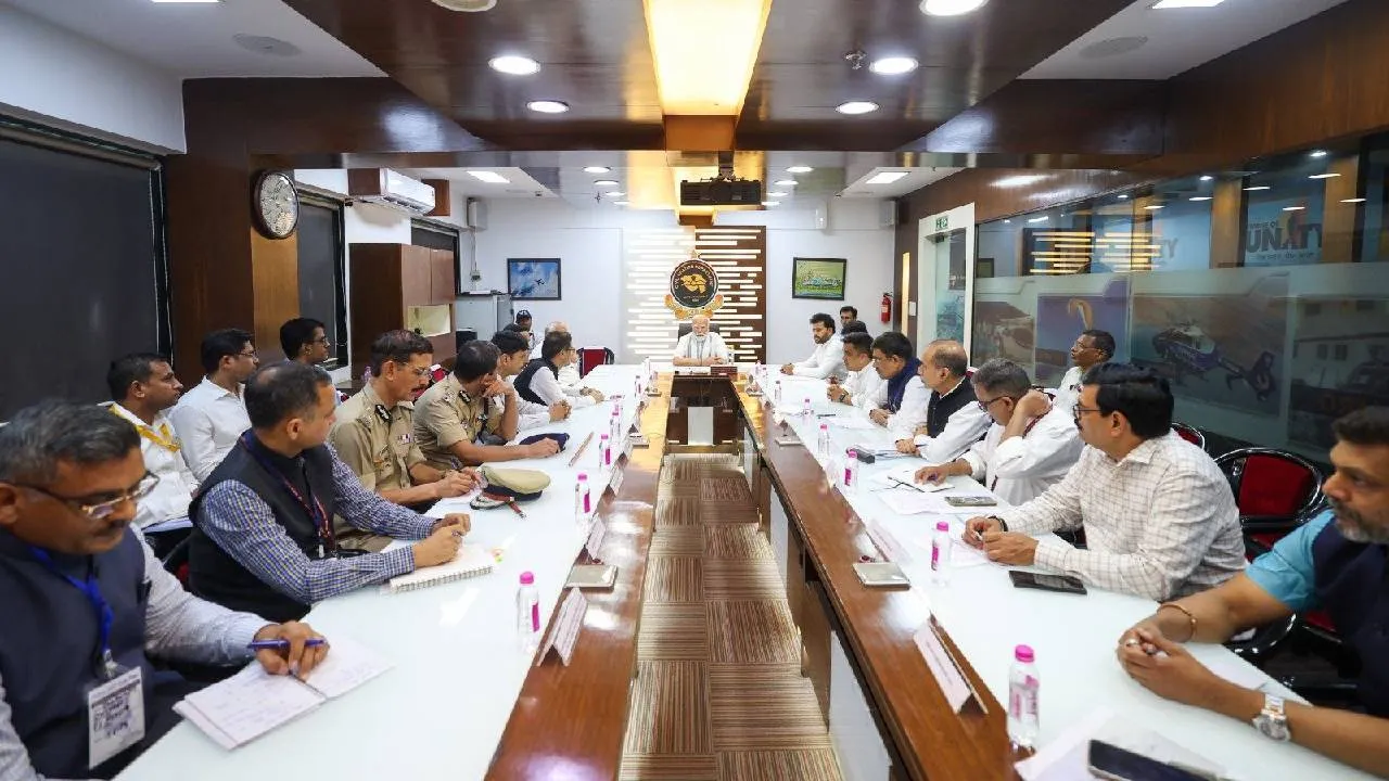 Narendra Modi: ʼʼಹೃದಯ ವಿದ್ರಾವಕʼʼ; ಅಹಮದಾಬಾದ್‌ ದುರಂತ ಸ್ಥಳಕ್ಕೆ ಪ್ರಧಾನಿ ಮೋದಿ ಭೇಟಿ: ಬದುಕುಳಿದ ಏಕೈಕ ಪ್ರಯಾಣಿಕನಿಗೆ ಸಾಂತ್ವನ - Image 4