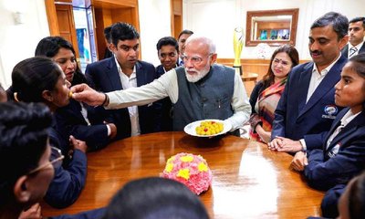 ಟಿ20 ವಿಶ್ವಕಪ್ ಗೆದ್ದ ಮಹಿಳಾ ಅಂಧರ ತಂಡಕ್ಕೆ ಸಿಹಿ ತಿನ್ನಿಸಿದ ಮೋದಿ