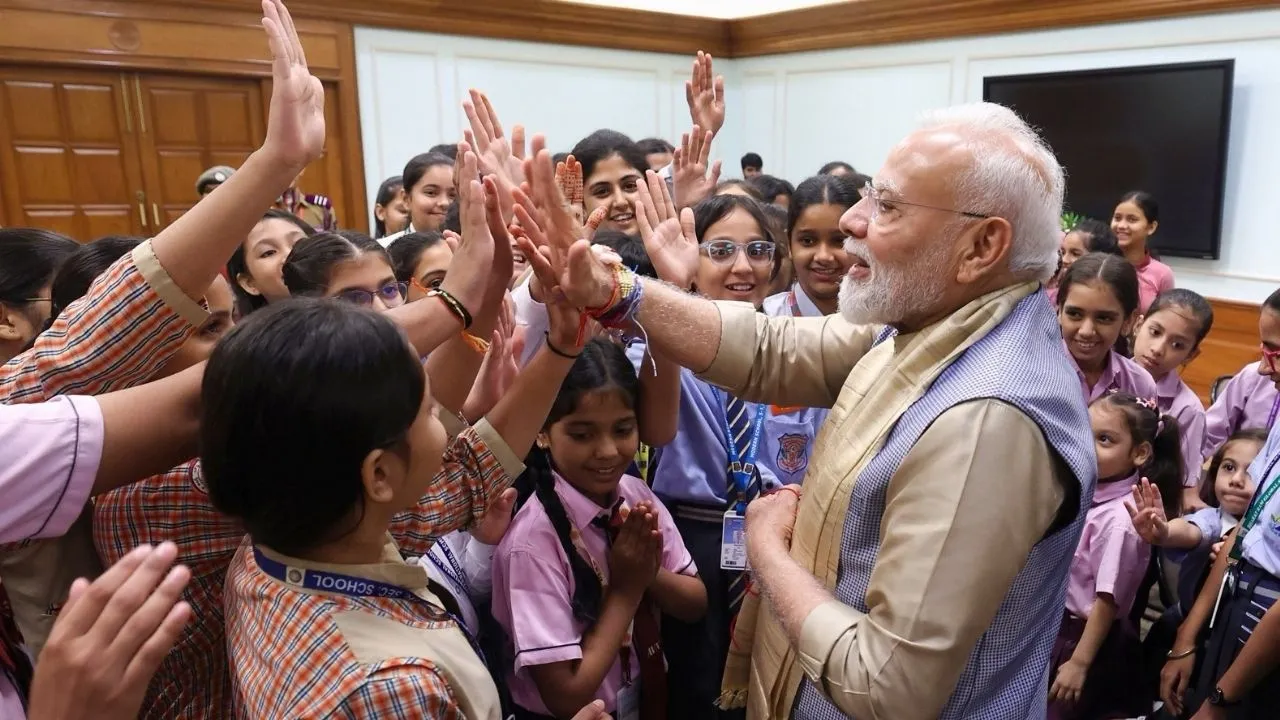 ಹೈಫೈ, ಸಿಹಿಮುತ್ತು, ಹರಟೆ, ನಗು; ವಿದ್ಯಾರ್ಥಿನಿಯರೊಂದಿಗೆ ರಕ್ಷಾ ಬಂಧನ ಆಚರಿಸಿದ ಪ್ರಧಾನಿ ನರೇಂದ್ರ ಮೋದಿ - Image 4