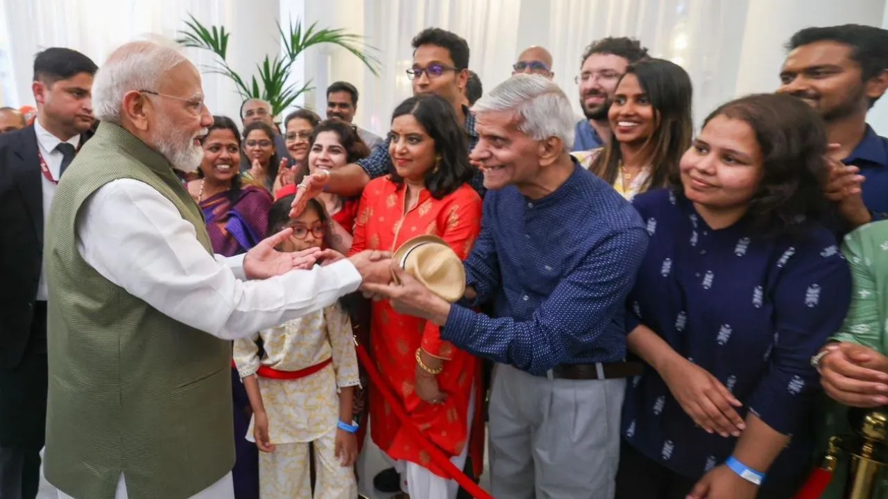 ಬೆಚ್ಚನೆ ಅಪ್ಪುಗೆ ಮೂಲಕ ಪ್ರಧಾನಿ ನರೇಂದ್ರ ಮೋದಿಗೆ ಆತ್ಮೀಯ ಸ್ವಾಗತ ಕೋರಿದ ಫ್ರಾನ್ಸ್‌ ಅಧ್ಯಕ್ಷ ಇಮ್ಯಾನುವೆಲ್‌ ಮ್ಯಾಕ್ರನ್‌ - Image 4