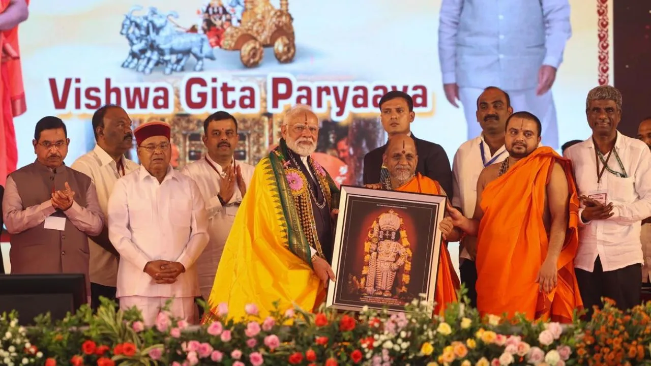 Narendra Modi Udupi Visit: ಉಡುಪಿಯಲ್ಲಿ ʼಲಕ್ಷ ಕಂಠ ಗೀತಾ ಪಾರಾಯಣʼಕ್ಕೆ ಸಾಕ್ಷಿಯಾದ ಪ್ರಧಾನಿ ಮೋದಿ; ಕಾರ್ಯಕ್ರಮದ ಫೋಟೊಗಳು ಇಲ್ಲಿವೆ - Image 8