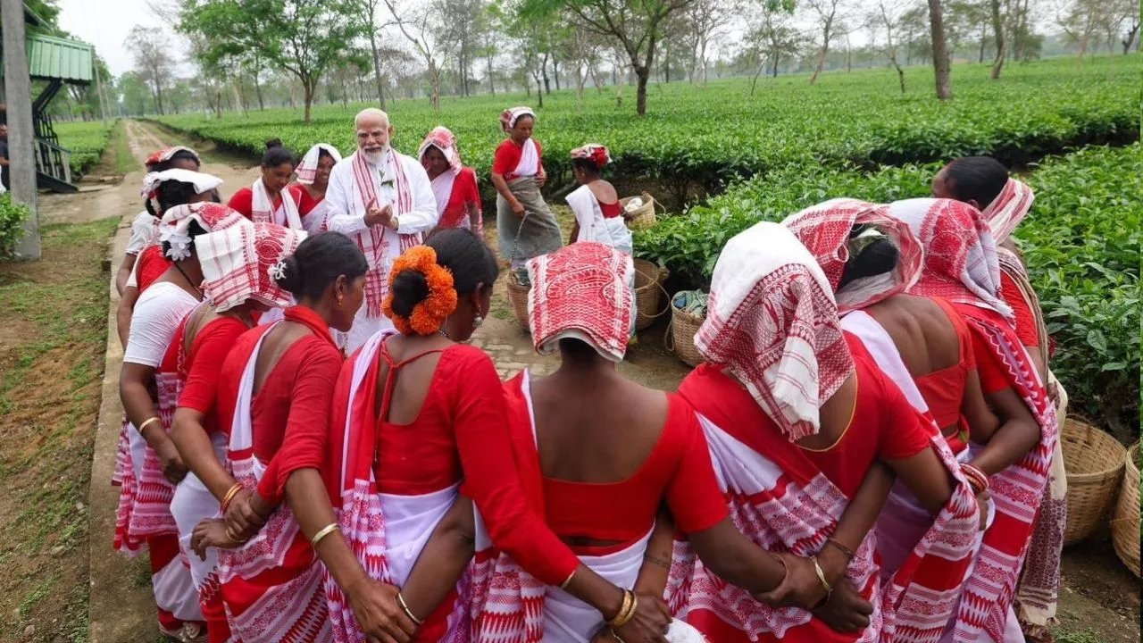 ಅಸ್ಸಾಂನ ಟೀ ಗಾರ್ಡನ್‌ಗೆ ನರೇಂದ್ರ ಮೋದಿ ಭೇಟಿ; ಕಾರ್ಮಿಕರೊಂದಿಗೆ ಚಹಾ ಎಲೆ ಕಿತ್ತು, ಸೆಲ್ಫಿಗೆ ಪೋಸ್‌ ನೀಡಿದ ಪ್ರಧಾನಿ - Image 3