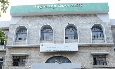 ಪರಪ್ಪನ ಅಗ್ರಹಾರ ಜೈಲಿನ ಮೇಲೆ‌ ಸಿಸಿಬಿ ದಾಳಿ;  10 ಮೊಬೈಲ್‌ ವಶಕ್ಕೆ