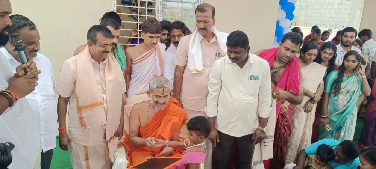 Shidlaghatta News: ಅಕ್ಷರಾಭ್ಯಾಸಕ್ಕೆ ಪೇಜಾವರ ಶ್ರೀಗಳ ಆಶೀರ್ವಾದ; ನೂತನ ಕಟ್ಟಡ ಉದ್ಘಾಟನೆ