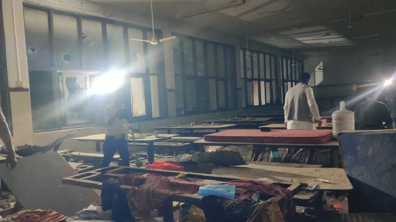 Ahmedabad Plane Crash: ತಟ್ಟೆಗೆ ಹಾಕಿದ್ದ ಊಟ, ಸಿಲುಕಿಕೊಂಡ ವಿಮಾನದ ಭಾಗಗಳು; ದುರಂತದ ಭೀಕರತೆಗೆ ಸಾಕ್ಷಿಯಾದ ಚಿತ್ರಗಳಿವು - Image 1