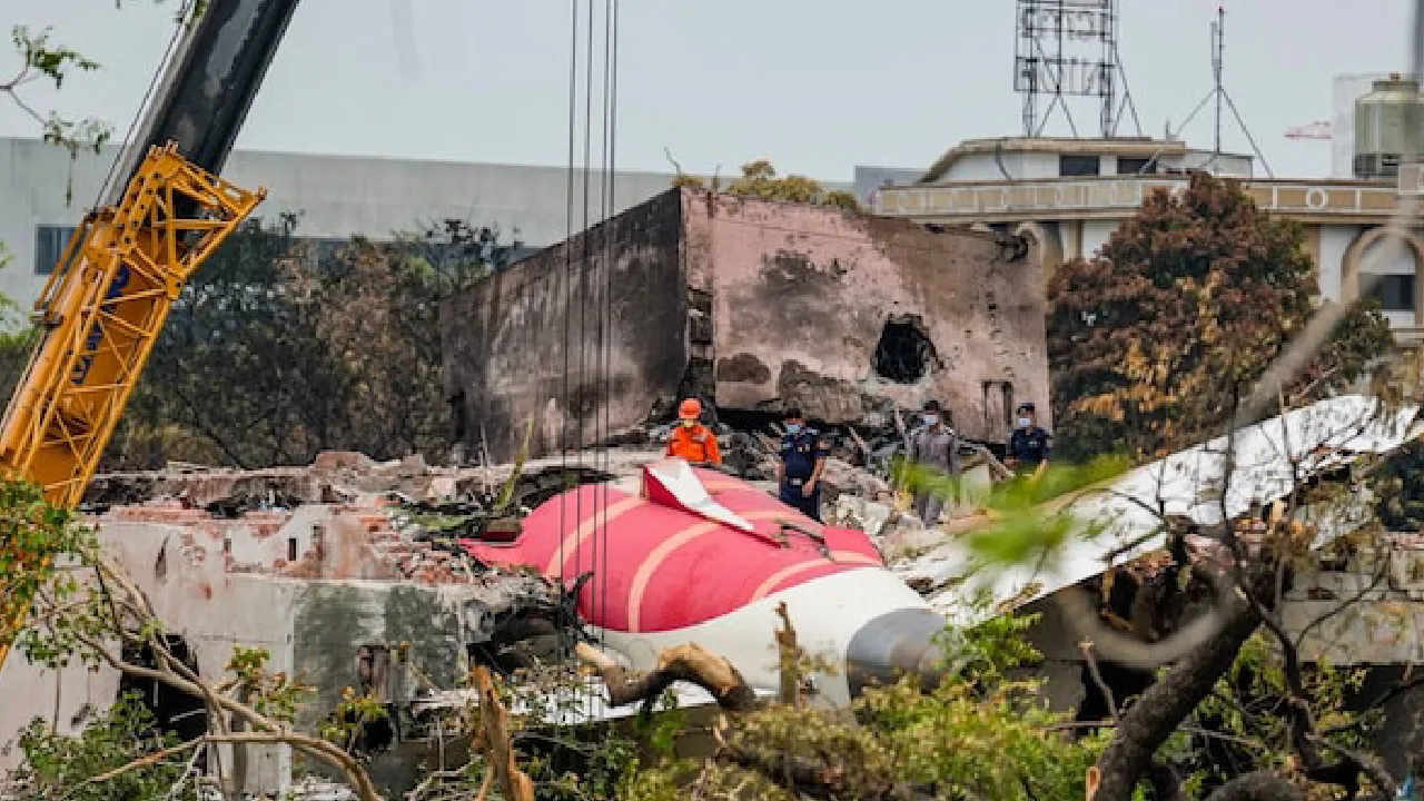 Ahmedabad Plane Crash: ಅಹಮದಾಬಾದ್ ವಿಮಾನ ದುರಂತ; ಸಮಗ್ರ ಪರಿಶೀಲನೆಗೆ ವಿಶೇಷ ತನಿಖಾ ಬ್ಯೂರೋ ರಚನೆ