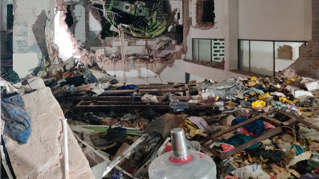 Ahmedabad Plane Crash: ತಟ್ಟೆಗೆ ಹಾಕಿದ್ದ ಊಟ, ಸಿಲುಕಿಕೊಂಡ ವಿಮಾನದ ಭಾಗಗಳು; ದುರಂತದ ಭೀಕರತೆಗೆ ಸಾಕ್ಷಿಯಾದ ಚಿತ್ರಗಳಿವು - Image 2