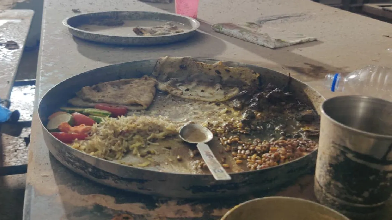 Ahmedabad Plane Crash: ತಟ್ಟೆಗೆ ಹಾಕಿದ್ದ ಊಟ, ಸಿಲುಕಿಕೊಂಡ ವಿಮಾನದ ಭಾಗಗಳು; ದುರಂತದ ಭೀಕರತೆಗೆ ಸಾಕ್ಷಿಯಾದ ಚಿತ್ರಗಳಿವು - Image 3