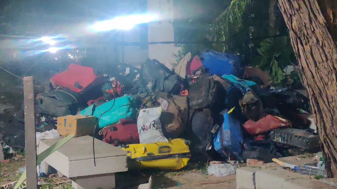 Ahmedabad Plane Crash: ತಟ್ಟೆಗೆ ಹಾಕಿದ್ದ ಊಟ, ಸಿಲುಕಿಕೊಂಡ ವಿಮಾನದ ಭಾಗಗಳು; ದುರಂತದ ಭೀಕರತೆಗೆ ಸಾಕ್ಷಿಯಾದ ಚಿತ್ರಗಳಿವು - Image 4