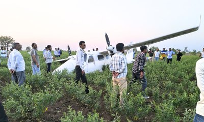 ತಾಂತ್ರಿಕ ದೋಷ: ರೈತರ ಜಮೀನಿನಲ್ಲಿ ತರಬೇತಿ ವಿಮಾನ ತುರ್ತು ಭೂಸ್ಪರ್ಶ