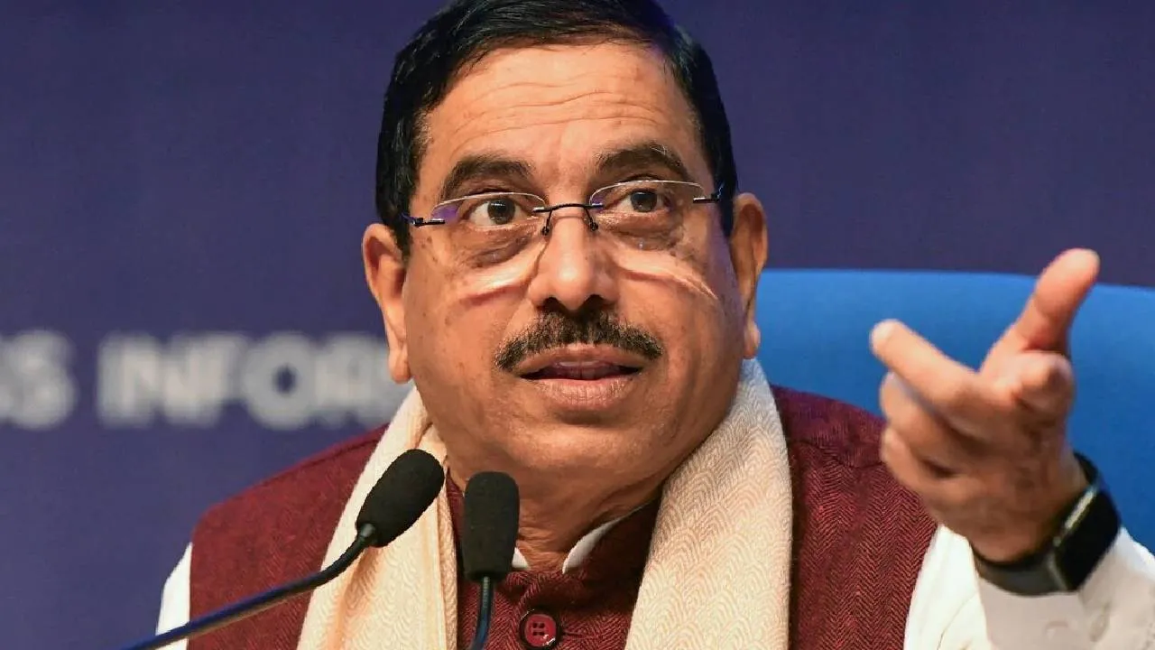 Pralhad Joshi: ವಕ್ಫ್‌ ತಿದ್ದುಪಡಿ ಕಾಯ್ದೆ ಜಾರಿ ತಂದಿರುವುದು ಮುಸ್ಲಿಂರ ವಿರುದ್ಧವಾಗಿ ಅಲ್ಲ, ವಕ್ಫ್‌ ಆಸ್ತಿ ಸಂರಕ್ಷಣೆಗೆ: ಜೋಶಿ ಸ್ಪಷ್ಟನೆ