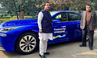 ಹಸಿರು ಹೈಡ್ರೋಜನ್ ಚಾಲಿತ ಮಿರೈ ಕಾರಿನಲ್ಲಿ ಜೋಶಿ-ಗಡ್ಕರಿ ಜಂಟಿ ಪ್ರಯಾಣ