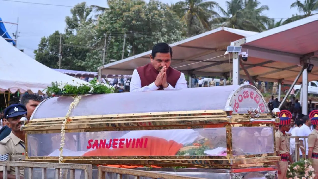 ಚೆನ್ನಮ್ಮ ಅಂತ್ಯಕ್ರಿಯೆ; ಕೇಂದ್ರ ಸರ್ಕಾರದ ಪ್ರತಿನಿಧಿಯಾಗಿ ಸಚಿವ ಪ್ರಲ್ಹಾದ್‌ ಜೋಶಿ ಗೌರವ ಸಮರ್ಪಣೆ