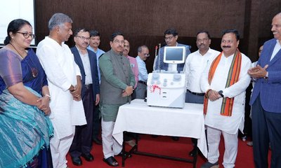 ಹುಬ್ಬಳ್ಳಿ ಕಿಮ್ಸ್‌ಗೆ 30 ಲಕ್ಷ ವೆಚ್ಚದ ಅತ್ಯಾಧುನಿಕ ಯಂತ್ರ ವಿತರಿಸಿದ ಜೋಶಿ