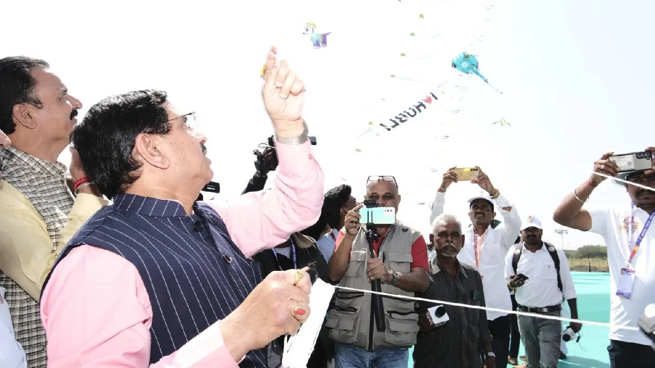 ವಾಣಿಜ್ಯ ನಗರಿಯಲ್ಲಿ ಸಾಂಸ್ಕೃತಿಕ ರಸದೌತಣ; ಅಂತಾರಾಷ್ಟ್ರೀಯ ಗಾಳಿಪಟ ಉತ್ಸವಕ್ಕೆ ಅದ್ಧೂರಿ ತೆರೆ