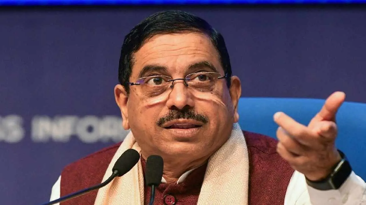 Pralhad Joshi: ವಿವಿಗಳನ್ನೂ ಆದಾಯದ ಸರಕನ್ನಾಗಿ ನೋಡುತ್ತಿದೆ ಕಾಂಗ್ರೆಸ್ ಸರ್ಕಾರ;  ಪ್ರಲ್ಹಾದ ಜೋಶಿ ಕಿಡಿ!