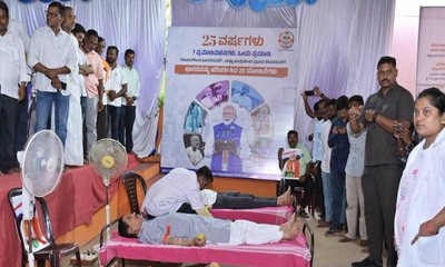 ಕೇಂದ್ರ ಸಚಿವ ಪ್ರಲ್ಹಾದ್‌ ಜೋಶಿ ಸ್ವಯಂ ರಕ್ತದಾನ