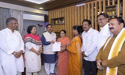 ಹುಬ್ಬಳ್ಳಿಯ ತಮ್ಮ ನಿವಾಸದಲ್ಲೇ SIRನಲ್ಲಿ ಭಾಗಿಯಾಗಿ ಪ್ರೇರಣೆಯಾದ ಜೋಶಿ