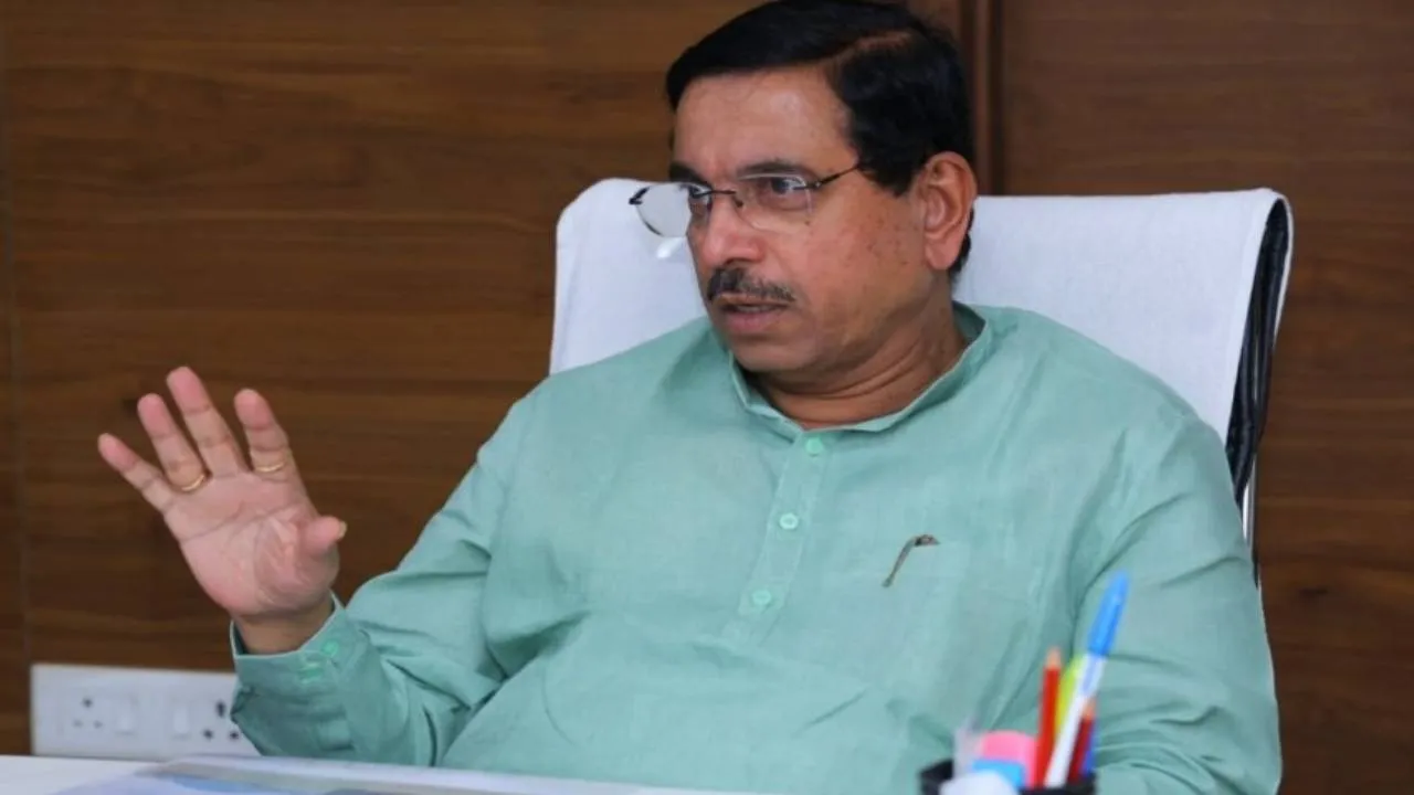 ಪೆಟ್ರೋಲ್, ಡೀಸೆಲ್, ಗ್ಯಾಸ್‌ ಕೊರತೆ ಇಲ್ಲ; ಜನರನ್ನು ಕಾಂಗ್ರೆಸ್ ದಾರಿ ತಪ್ಪಿಸುತ್ತಿದೆ ಎಂದು ಜೋಶಿ ಕಿಡಿ