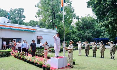 ದೆಹಲಿಯಲ್ಲಿ ರಕ್ಷಣಾ ಸಿಬ್ಬಂದಿ ಜತೆ ಸೇರಿ ಸಚಿವರಿಂದ ಧ್ವಜಾರೋಹಣ