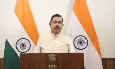 EV ತೆರಿಗೆ ವಿನಾಯಿತಿ ಹಿಂಪಡೆದಿರುವುದು ಆರ್ಥಿಕ ದಿವಾಳಿತನದ ಸೂಚಕ: ಜೋಶಿ