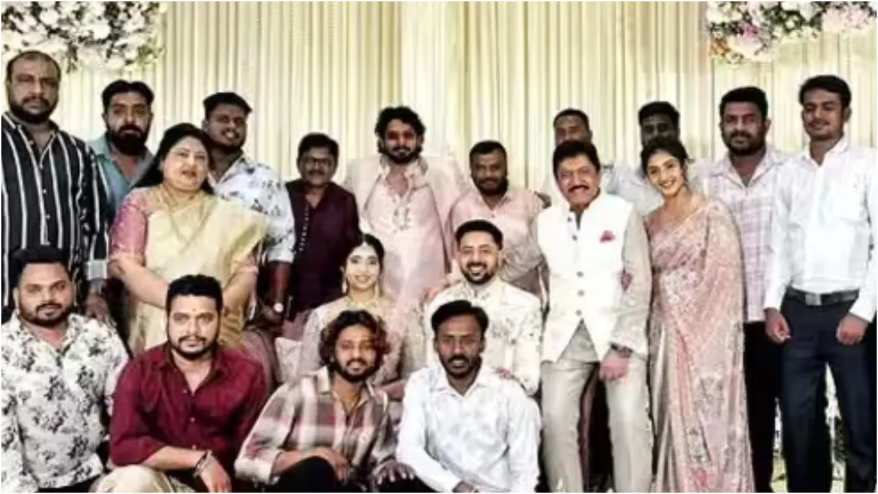Photos: ಎಂಗೇಜ್‌ ಆದ ನಟ ದೇವರಾಜ್‌ ಪುತ್ರ ಪ್ರಣಾಮ್‌; ನಮಿತಾ ಜೊತೆ ಅದ್ದೂರಿಯಾಗಿ ನಡೆದ ನಿಶ್ಚಿತಾರ್ಥ ಸಮಾರಂಭ - Image 4