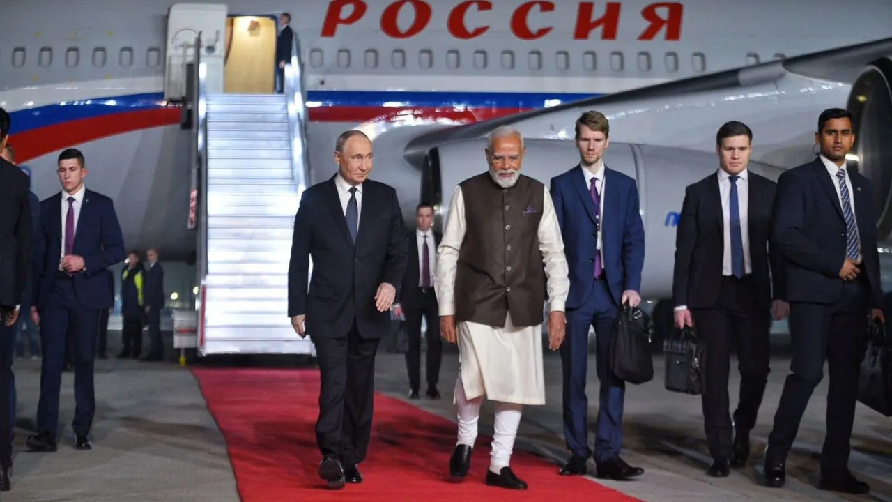 Vladimir Putin India Visit: ಹ್ಯಾಂಡ್‌ ಶೇಕ್‌, ಬೆಚ್ಚನೆಯ ಅಪ್ಪುಗೆ, ಒಂದೇ ಕಾರಿನಲ್ಲಿ ಪಯಣ; ಗೆಳೆಯ ವ್ಲಾಡಿಮಿರ್ ಪುಟಿನ್‌ನನ್ನು ಆತ್ಮೀಯವಾಗಿ ಸ್ವಾಗತಿಸಿದ ಮೋದಿ - Image 3