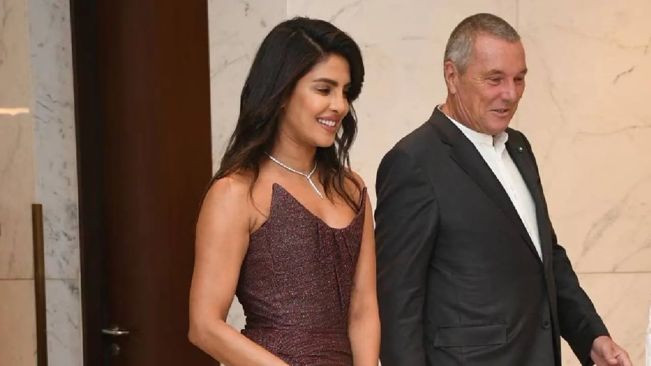 Priyanka Chopra: ಪ್ರಿಯಾಂಕಾ ಚೋಪ್ರಾ ಸ್ಟೈಲಿಶ್ ಲುಕ್‌ಗೆ ಫ್ಯಾನ್ಸ್ ಫುಲ್ ಫಿದಾ! ಇಲ್ಲಿದೆ ಫೋಟೊಸ್‌ - Image 3