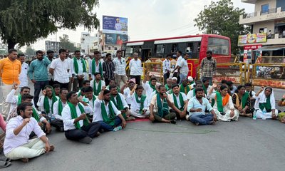 ಕಲಬುರಗಿಯಲ್ಲಿ ರಸ್ತೆ ತಡೆದು ರೈತರಿಂದ ಪ್ರತಿಭಟನೆ