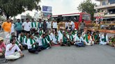 ಕಲಬುರಗಿಯಲ್ಲಿ ರಸ್ತೆ ತಡೆದು ರೈತರಿಂದ ಪ್ರತಿಭಟನೆ